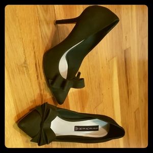 Point toed velvety pumps